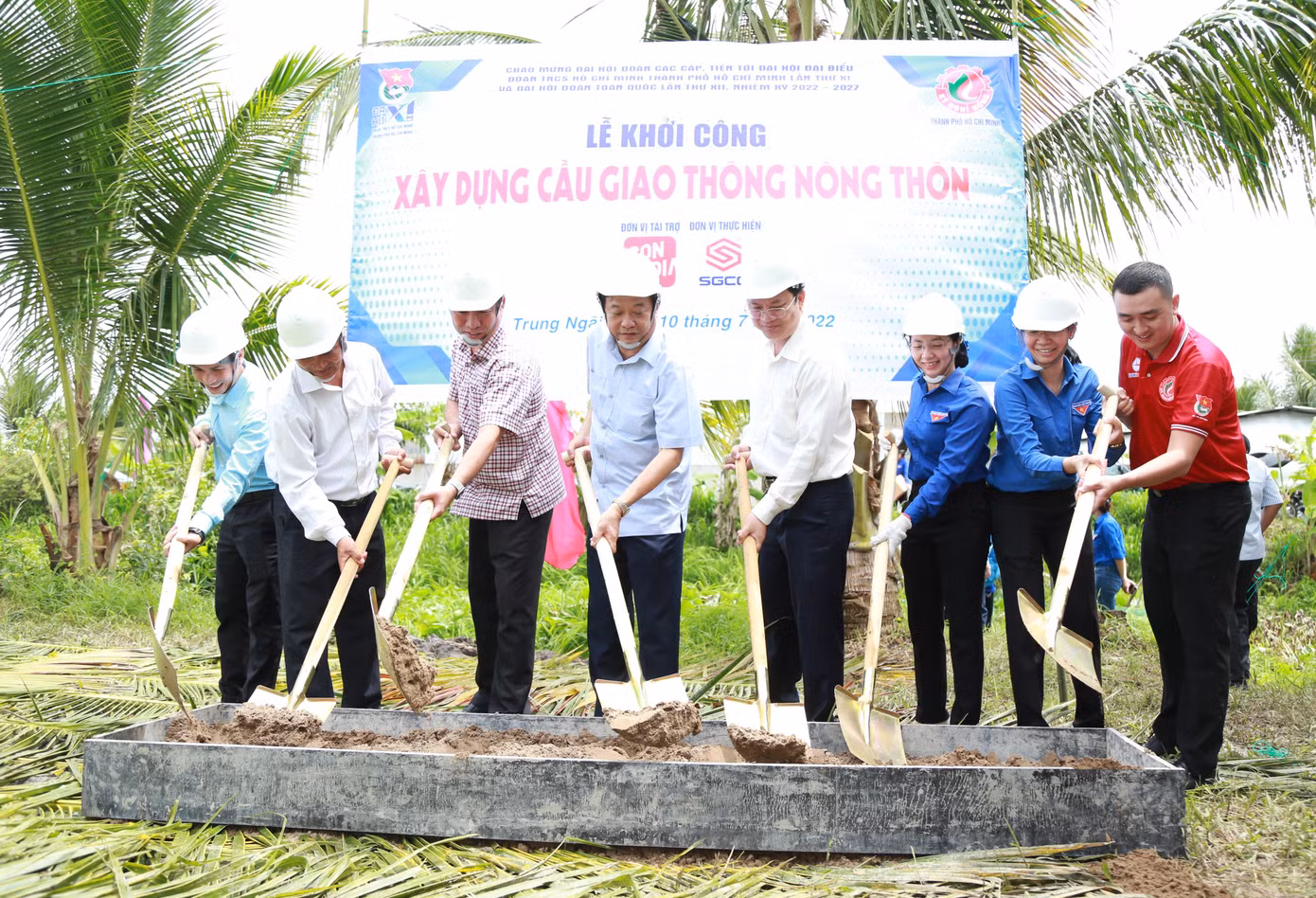 Lãnh đạo TPHCM và tỉnh Vĩnh Long cùng đơn vị thực hiện khởi công công trình cầu giao thông nông thôn tại xã Trung Ngãi. Ảnh: Ngô Tùng