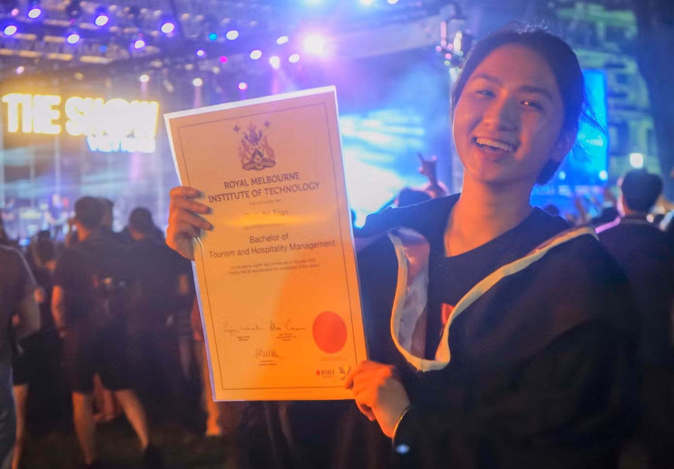 Vừa nhận được bằng đại học của Trường Đại học RMIT, Trần An Bình liền chạy tới Dinh Thống Nhất xem show của Bức Tường. "Nhờ nghe những bài hát của ban nhạc nên mình có thêm động lực để học tập", An Bình nói.
