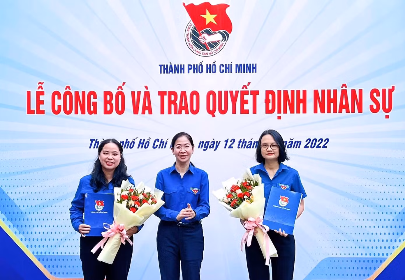Bí thư Thành Đoàn TPHCM Phan Thị Thanh Phương trao quyết định cho chị Trịnh Thị Hiền Trân (trái) và chị Trần Thu Hà (phải). Ảnh: Thành Đoàn.