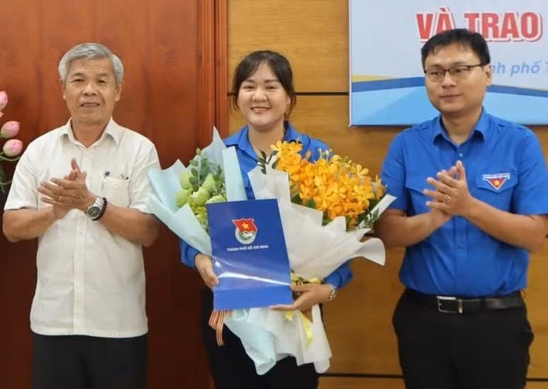 Phó Bí thư Thành Đoàn TPHCM Trương Minh Tước Nguyên (bìa phải) trao quyết định cho chị Phan Ngọc Đoan Trang.