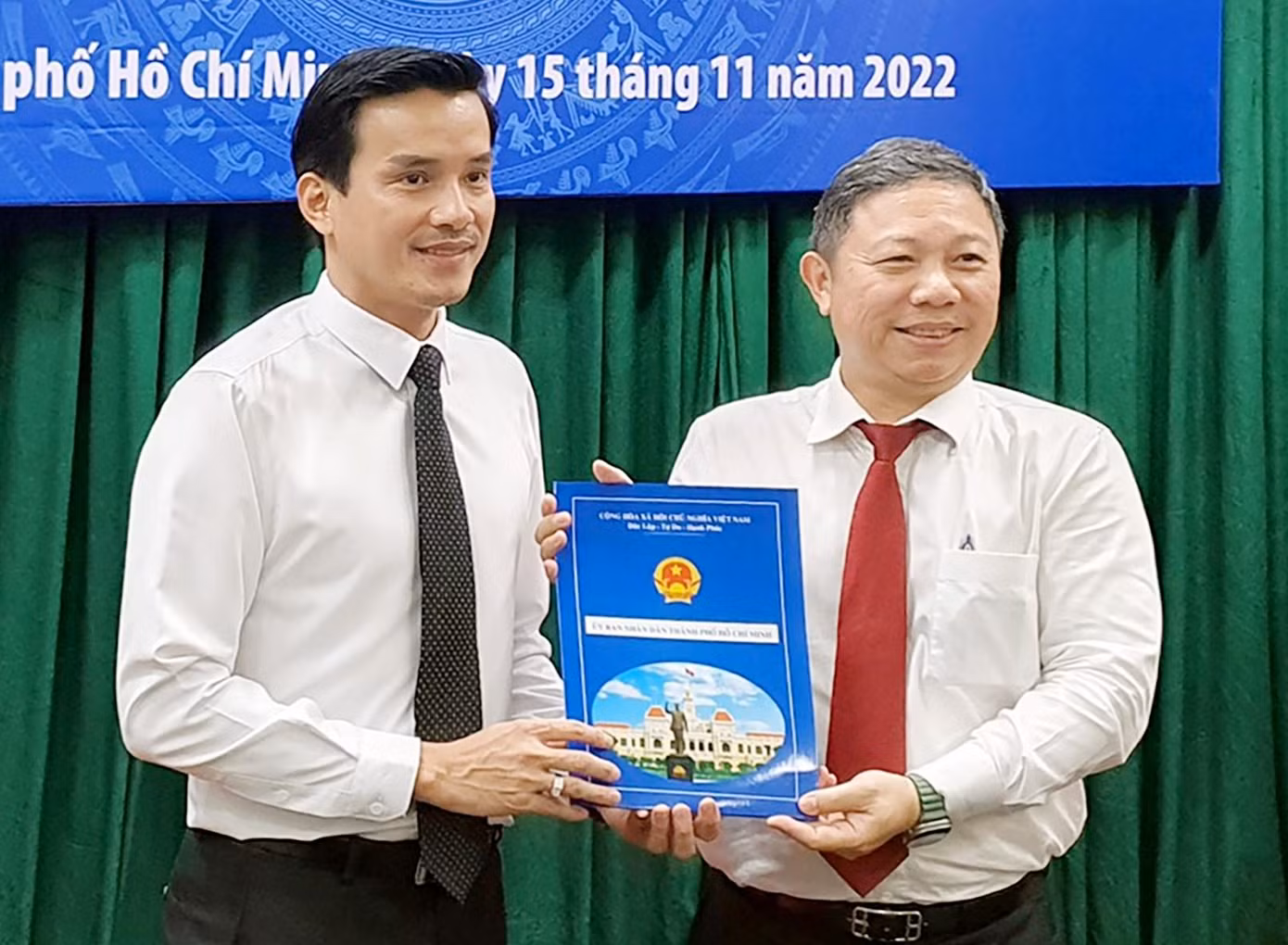 Phó Chủ tịch UBND TPHCM Dương Anh Đức (phải) trao quyết định cho ông Nguyễn Nam Nhân. Ảnh: SGGP