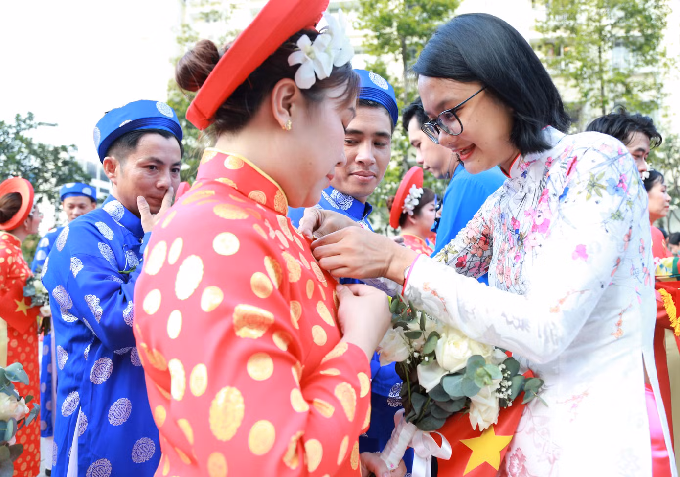 Đây là một trong những tặng phẩm các cặp đôi nhận được khi tham gia chương trình ý nghĩa này. Cùng với đó, mỗi đôi cô dâu chú rể cũng được ban tổ chức, các "mạnh thường quân" tặng cặp nhẫn cưới, bàn tiệc, chăm sóc sức khỏe miễn phí, ảnh cưới, phiếu quà tặng, trang điểm, trang phục cưới...