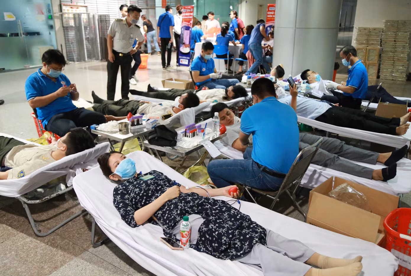Cũng như nhiều đồng nghiệp, chị Phạm Thị Thùy Duyên (26 tuổi, làm việc tại Phòng chờ, Công ty Cổ phần Dịch vụ hàng không sân bay Tân Sơn Nhất - SASCO) tranh thủ sáng cuối tuần tham gia hoạt động ý nghĩa cùng mọi người.