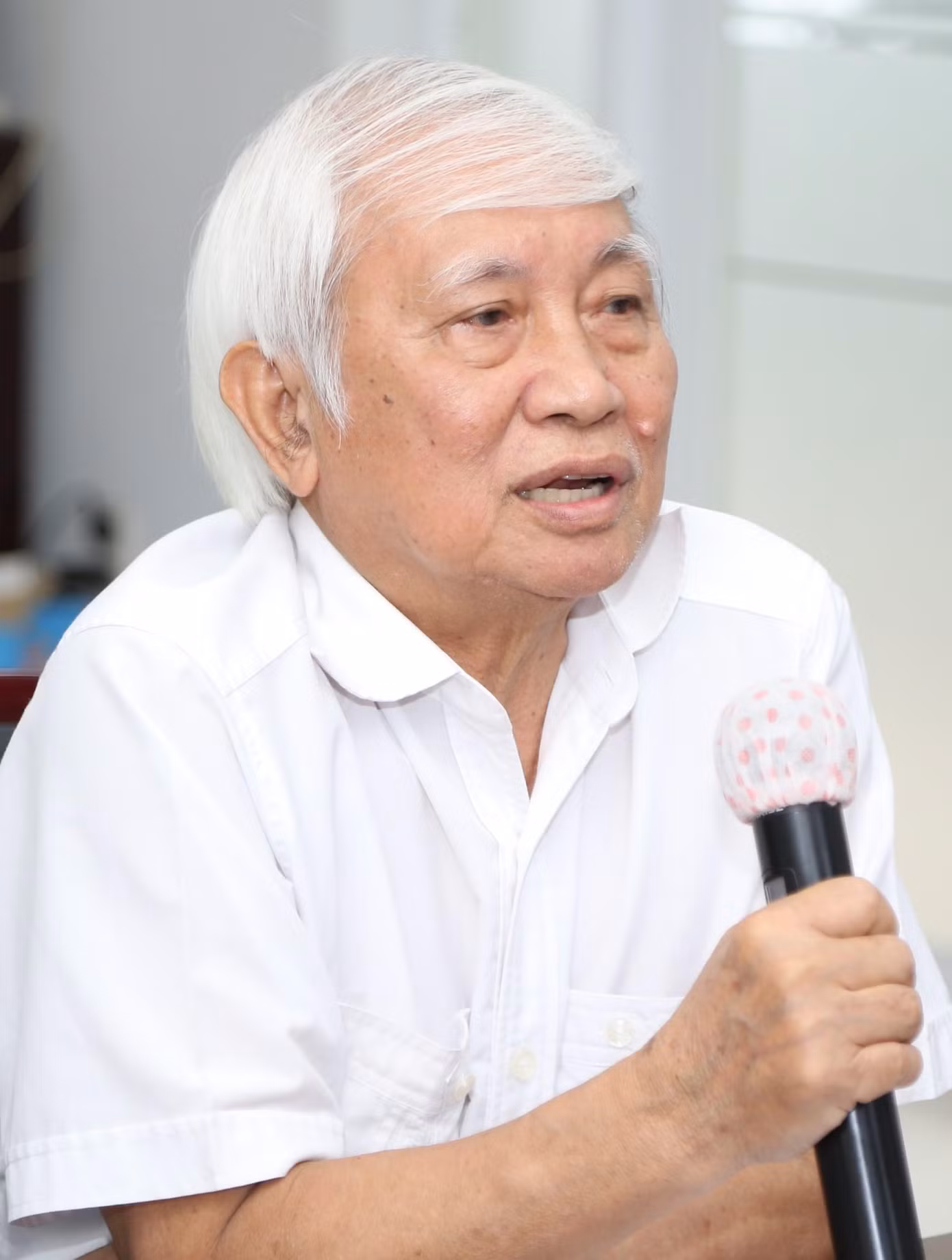 GS. Phan Xuân Biên trao đổi ý kiến.