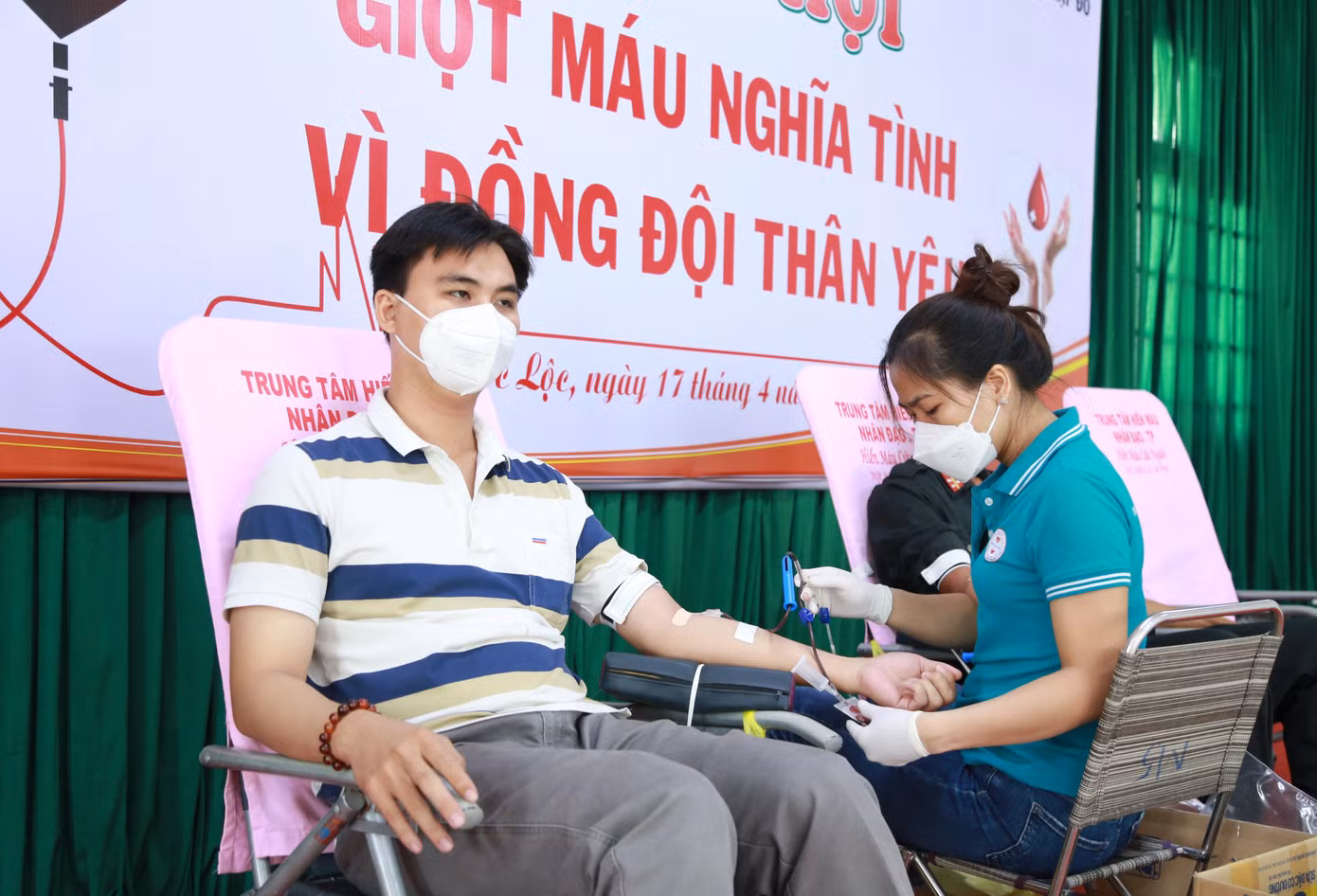 Một số bạn trẻ, người dân ngoài lực lượng vũ trang cũng tham gia sẻ chia giọt máu hồng tình nguyện.