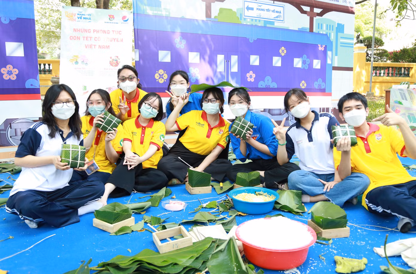 Nhóm các bạn học sinh sinh viên ở quận Bình Thạnh tham gia gói bánh chưng trong ngày hội.