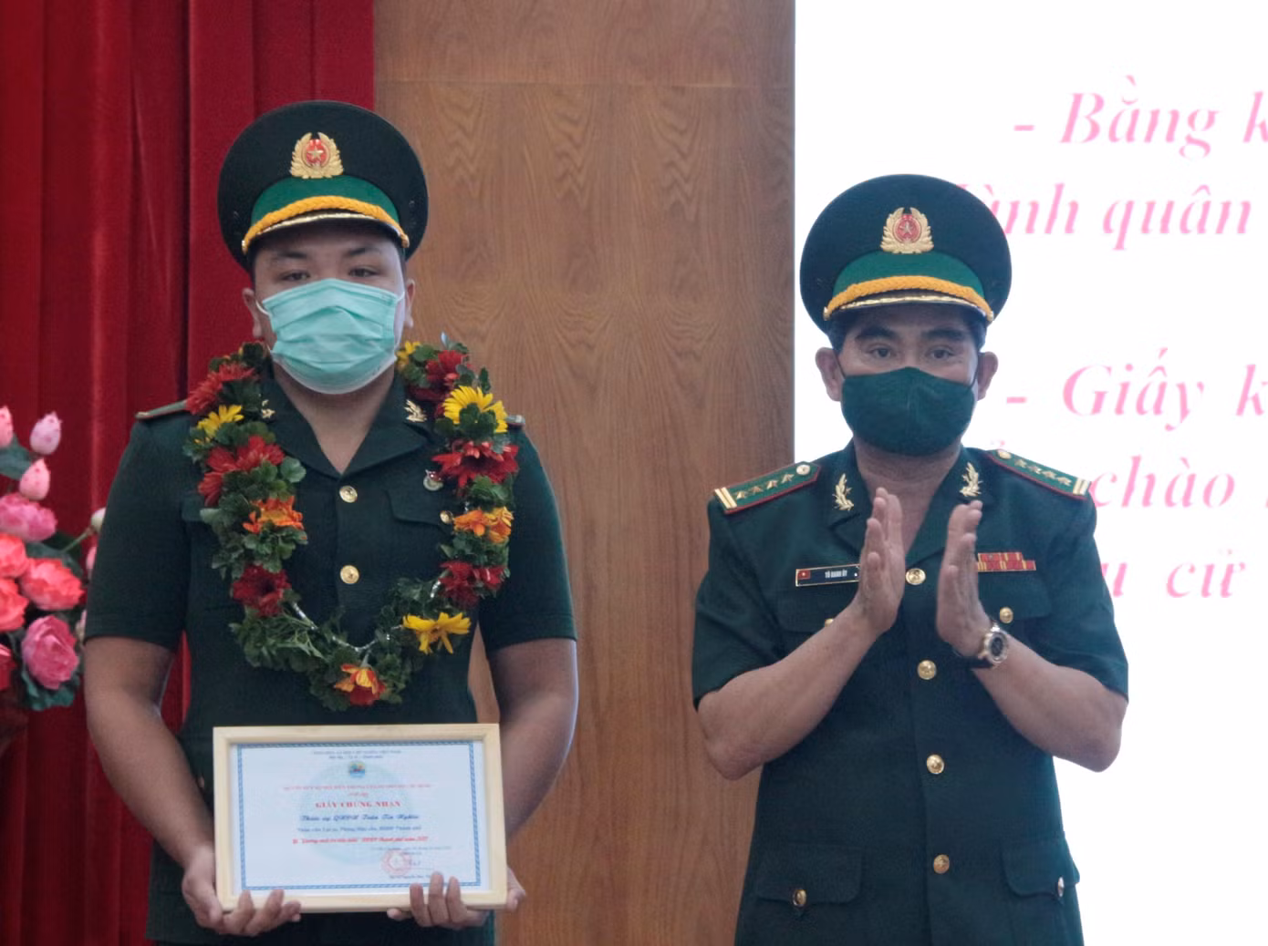 Đại tá Tô Danh Út, Chỉ huy trưởng Bộ đội Biên phòng TPHCM vinh danh cán bộ, chiến sĩ nhận danh hiệu "Gương mặt trẻ tiêu biểu" trong lực lượng - Ảnh: Công Triệu
