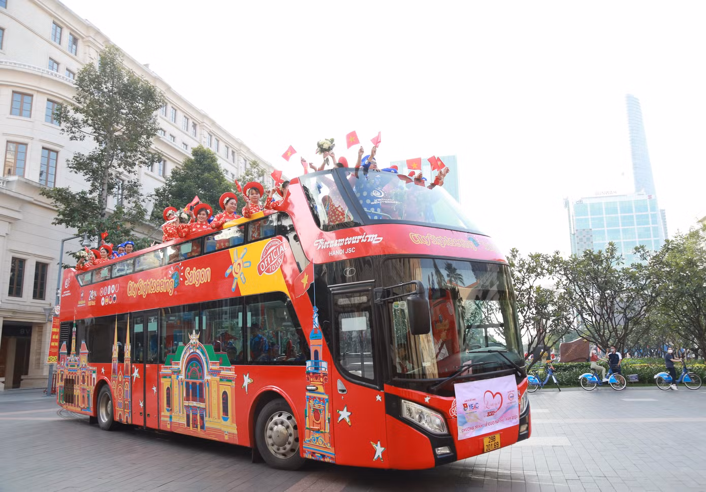 Sau khi dâng hoa Tượng đài Chủ tịch Hồ Chí Minh và đón nhận những món quà lưu niệm của chương trình, các đôi cùng lên xe buýt hai tầng diễu hành từ trung tâm TPHCM đến Trung tâm Hội nghị tiệc cưới Long Biên Palace (quận Gò Vấp) để thực hiện các nghi thức của lễ cưới truyền thống.