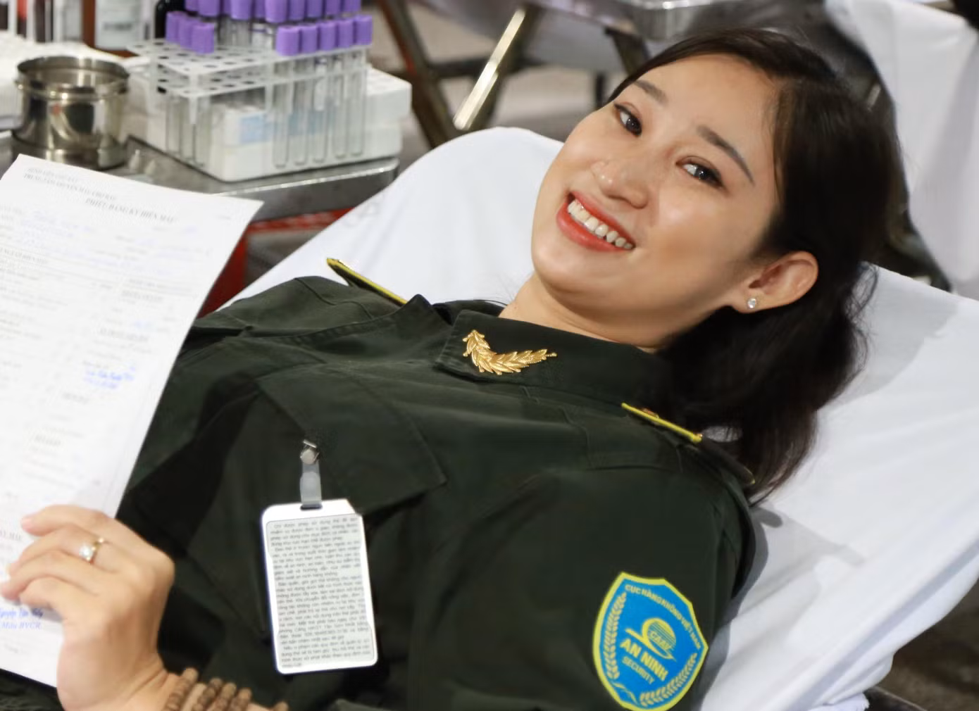 Vừa xong nhiệm vụ làm MC cho phần khai mạc chương trình, chị Đặng Bích An (Văn phòng Đảng Đoàn Cảng Hàng không quốc tế Tân Sơn Nhất) liền đến làm các thủ tục kiểm tra sức khỏe để hiến máu. Chị cho biết sau một số lần trước không đủ điều kiện, hôm nay đã có thể đóng góp một đơn vị máu và cũng là lần đầu chị tham gia hoạt động này.