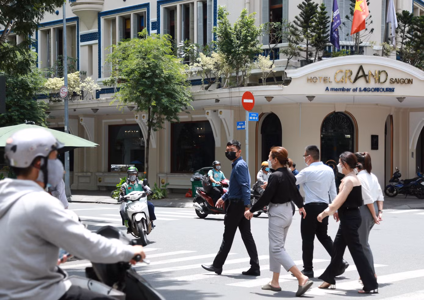 Các tuyến đường sau sẽ ưu tiên đi bộ, hạn chế xe qua lại: Đông Du (từ Đồng Khởi đến Hai Bà Trưng), Mạc Thị Bưởi (từ Đồng Khởi đến Hai Bà Trưng), Hồ Huấn Nghiệp, Ngô Đức Kế (Đồng Khởi đến Công trường Mê Linh), Phan Văn Đạt, Tôn Đức Thắng (từ Nguyễn Huệ đến Công trường Mê Linh).