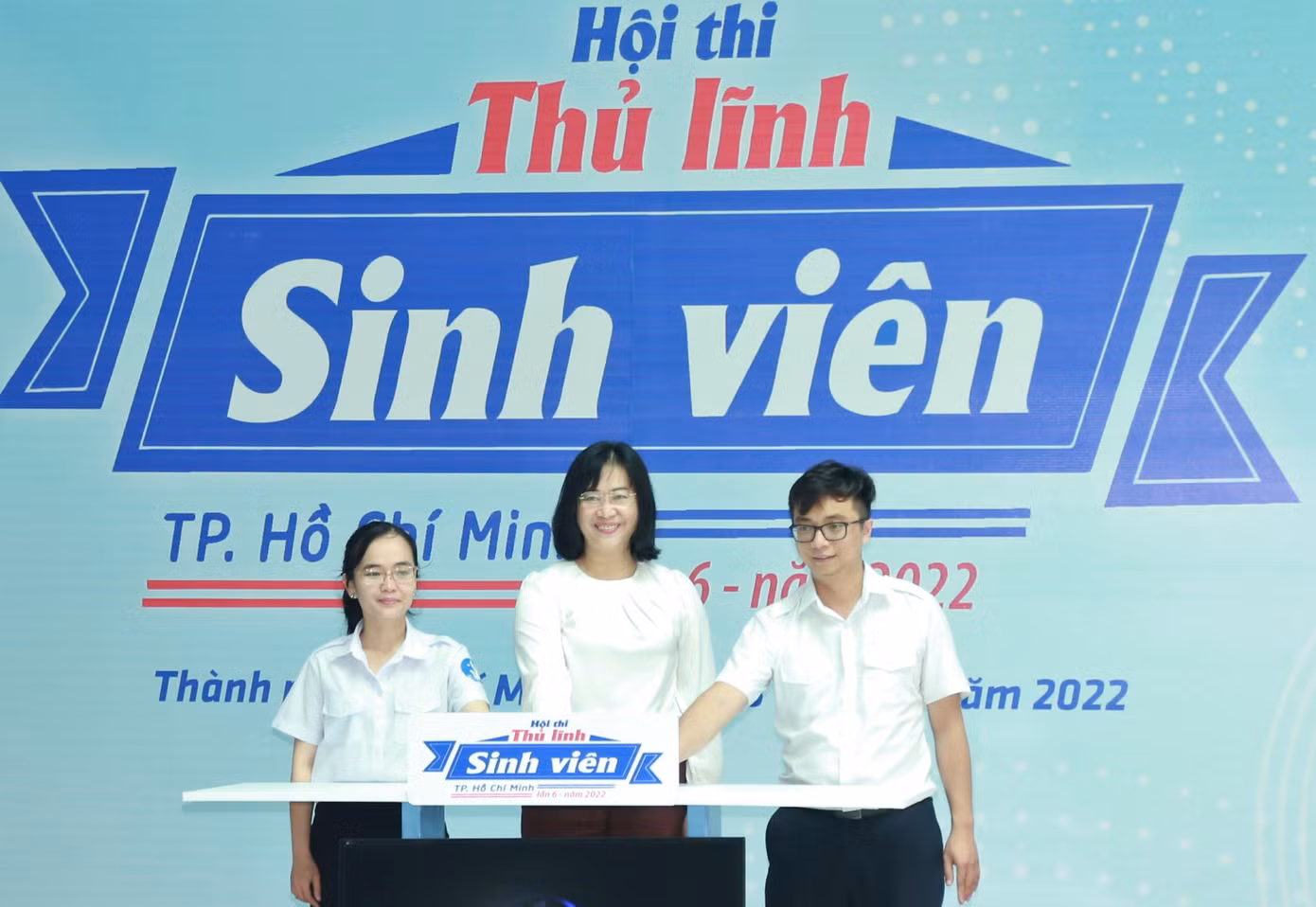 Đại biểu thực hiện nghi thức khai mạc hội thi - Ảnh: Ngô Tùng Đại biểu thực hiện nghi thức khai mạc hội thi - Ảnh: Ngô Tùng