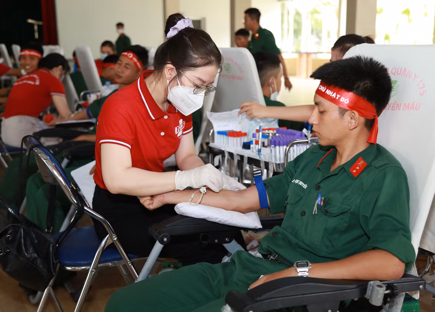 Các bạn trẻ nhiệt tình tham gia ngày hội với thông điệp "Mỗi giọt máu cho đi, một cuộc đời ở lại".
