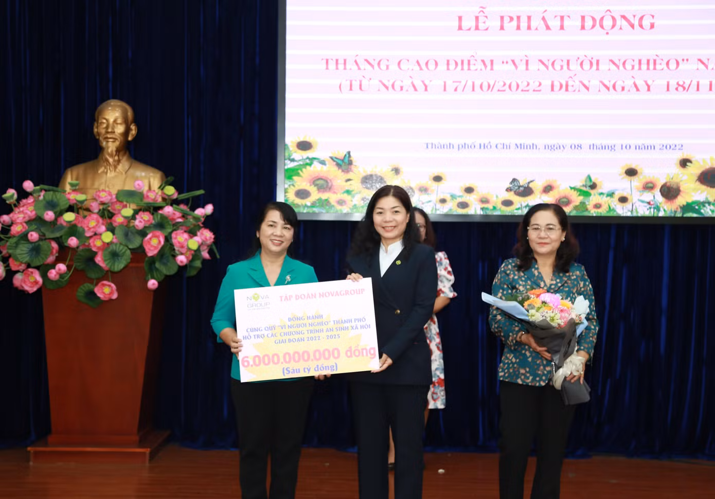Chủ tịch Ủy ban MTTQ Việt Nam TP.HCM Trần Kim Yến (bìa trái) và Chủ tịch HĐND TP.HCM Nguyễn Thị Lệ tiếp nhận ủng hộ Quỹ Vì người nghèo để thực hiện các hoạt động an sinh xã hội. Ảnh: Ngô Tùng