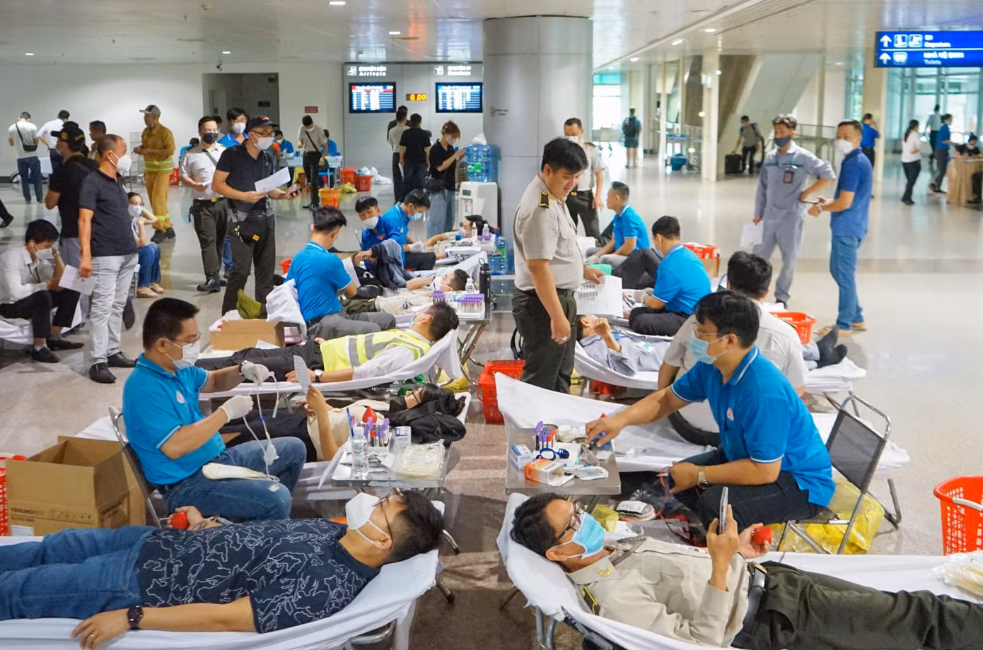Từ sáng sớm, rất đông cán bộ, nhân viên và người lao động đang làm việc tại Sân bay quốc tế Tân Sơn Nhất đã tề tựu chuẩn bị hiến máu.