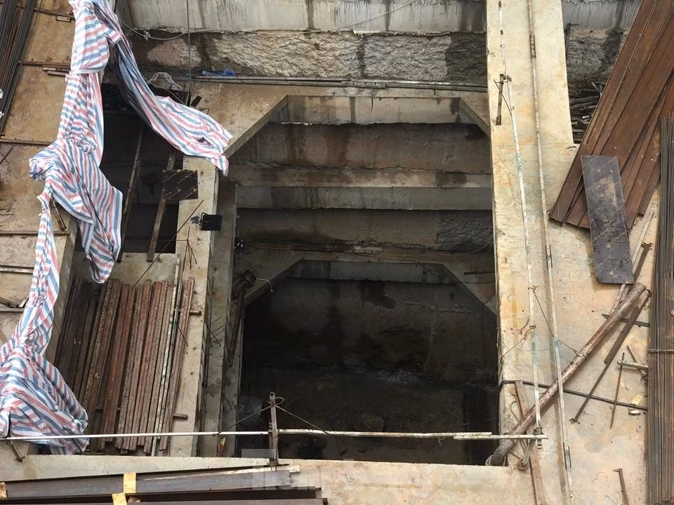 Việc công trình nhà ở riêng lẻ tại lô đất B3 phố Sơn Tây được UBND quận Ba Đình cấp GPXD "lạ" có đến 4 tầng hầm với tổng diện tích sàn gần bằng tổng diện tích sử dụng của 5 tầng nổi gây tranh cãi trong giới chuyên môn và các cấp quản lý. Việc công trình nhà ở riêng lẻ tại lô đất B3 phố Sơn Tây được UBND quận Ba Đình cấp GPXD "lạ" có đến 4 tầng hầm với tổng diện tích sàn gần bằng tổng diện tích sử dụng của 5 tầng nổi gây tranh cãi trong giới chuyên môn và các cấp quản lý.