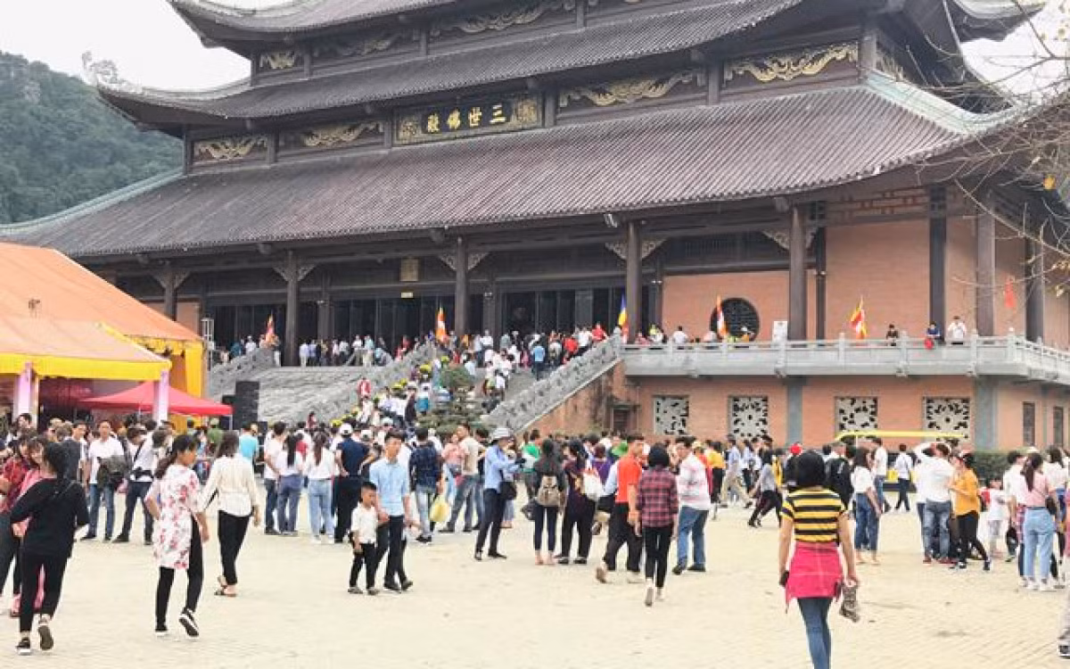 Người dân đến chùa Bái Đính (Ninh Bình).