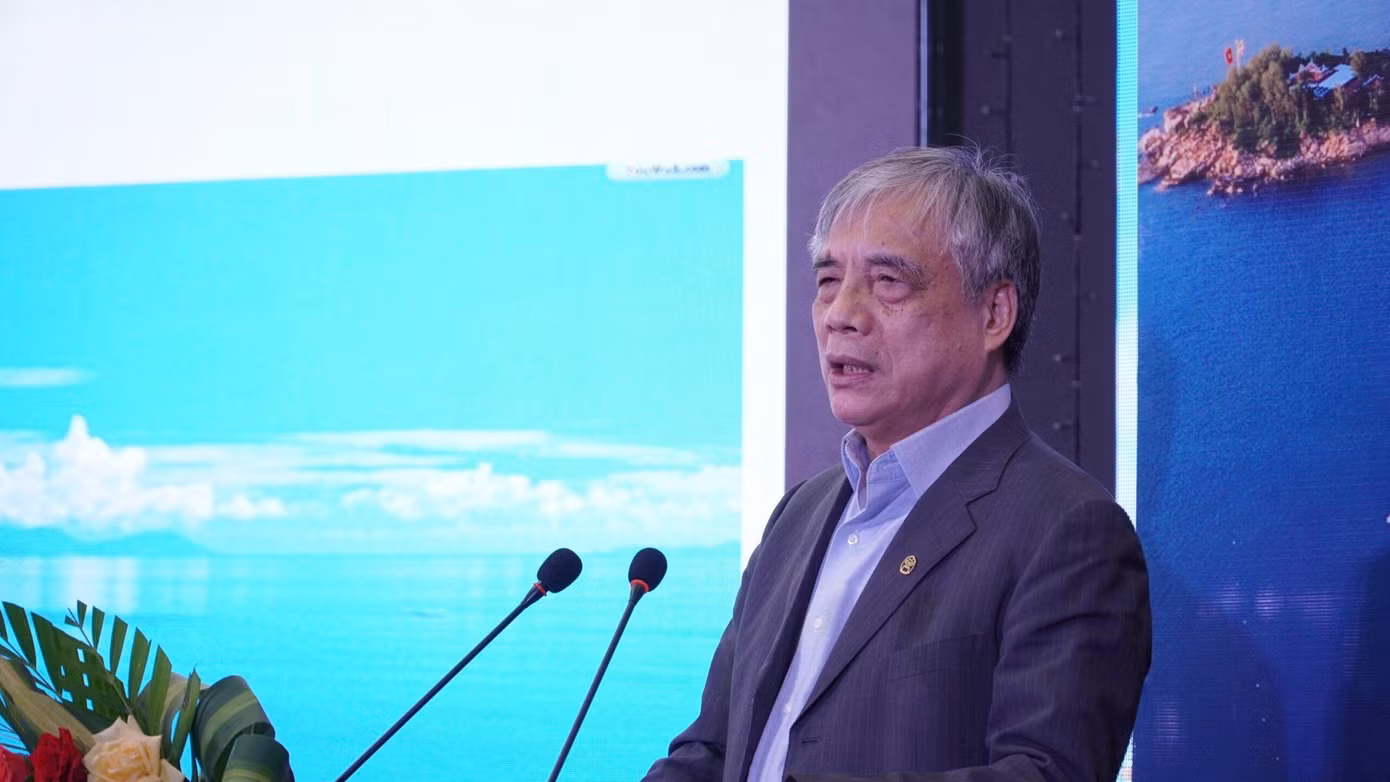 PGS, TS . Trần Đình Thiên nói rằng phải xây dựng Nha Trang là "thành phố hướng biển".