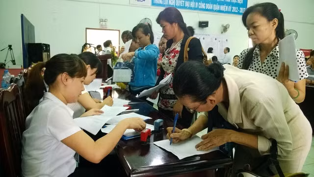 Người lao động làm thủ tục hưởng trợ cấp thất nghiệp tại sàn giao dịch việc làm do LĐLĐ quận 12, TPHCM tổ chức.