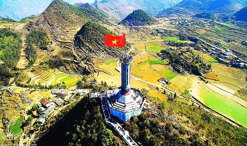 Cột cờ Lũng Cú ở Hà Giang gồm bao nhiêu bậc đá?