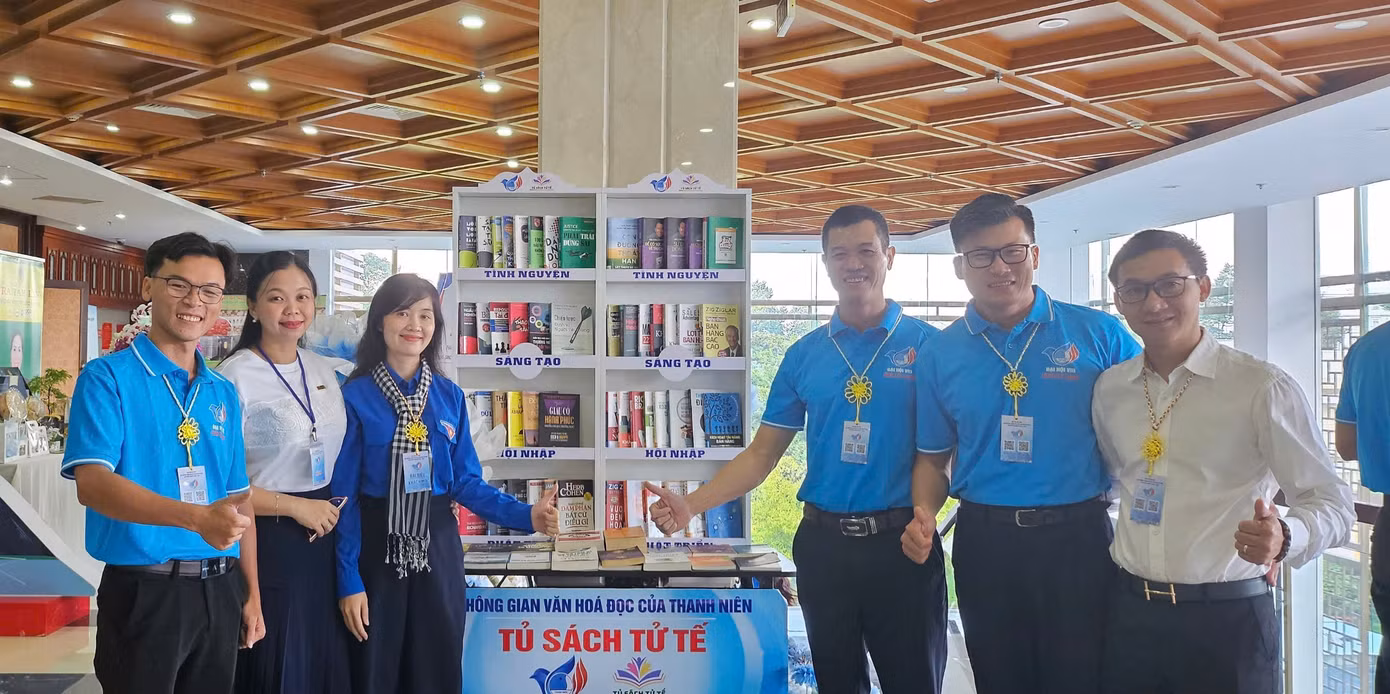 Lãnh đạo Tỉnh Đoàn Tây Ninh và lãnh đạo Hội Doanh nghiệp trẻ Tây Ninh chụp ảnh lưu niệm tại gian trưng bày của đại hội.