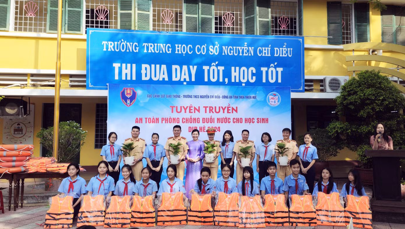 Cục CSGT phối hợp Công an tỉnh Thiên Thiên Huế phát tặng áo phao cho nhà trường và học sinh.