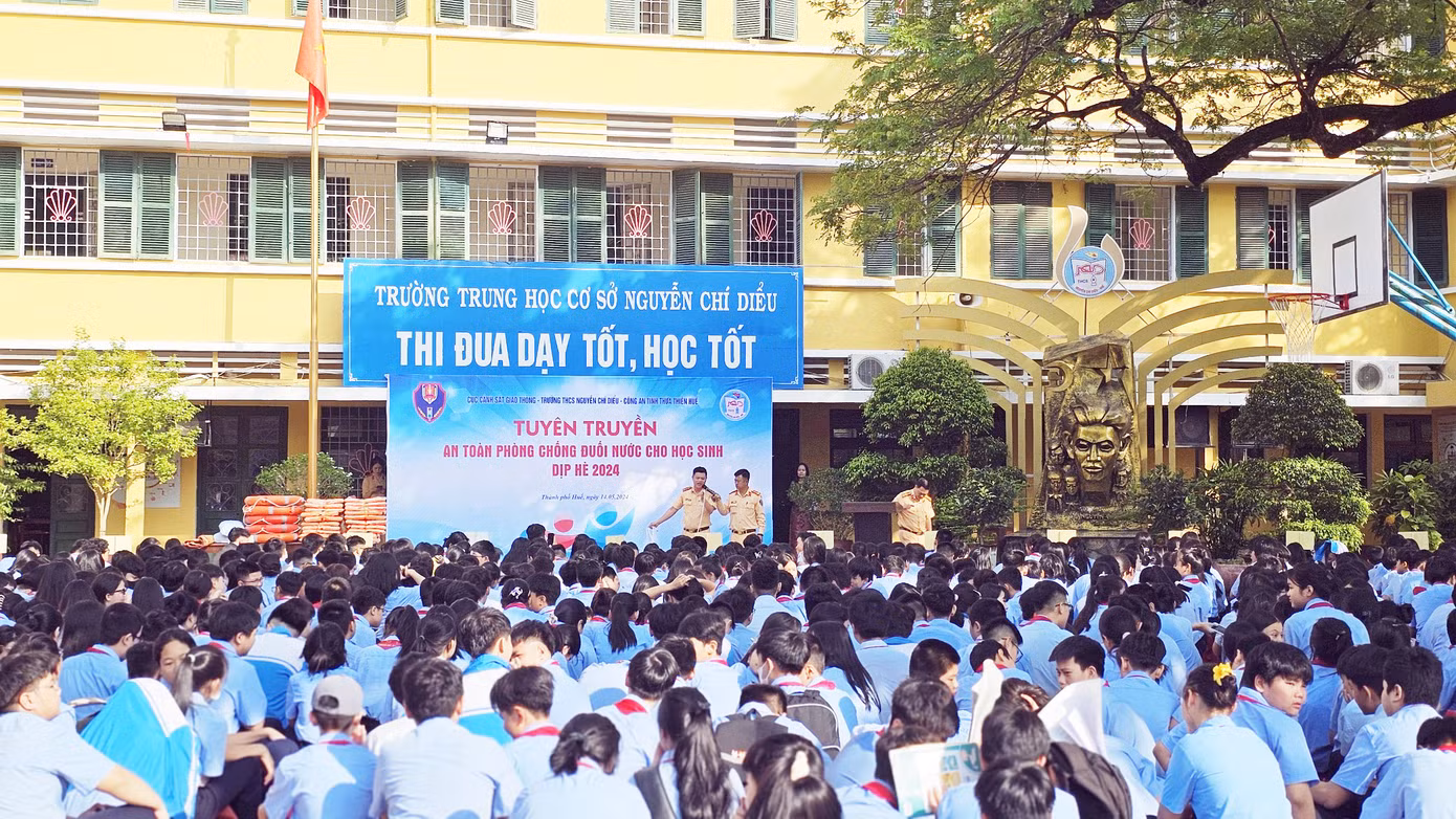 Lực lượng CSGT hướng dẫn, tuyên truyền kỹ năng phòng, chống đuối nước cho học sinh.