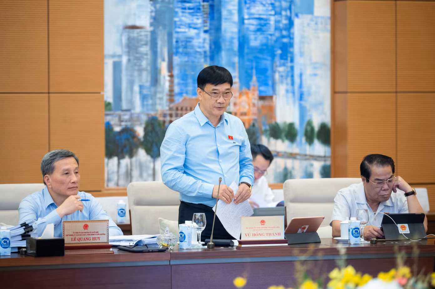 Ông Vũ Hồng Thanh - Chủ nhiệm Ủy ban Kinh tế của Quốc hội - phát biểu tại cuộc họp (Ảnh: QH).