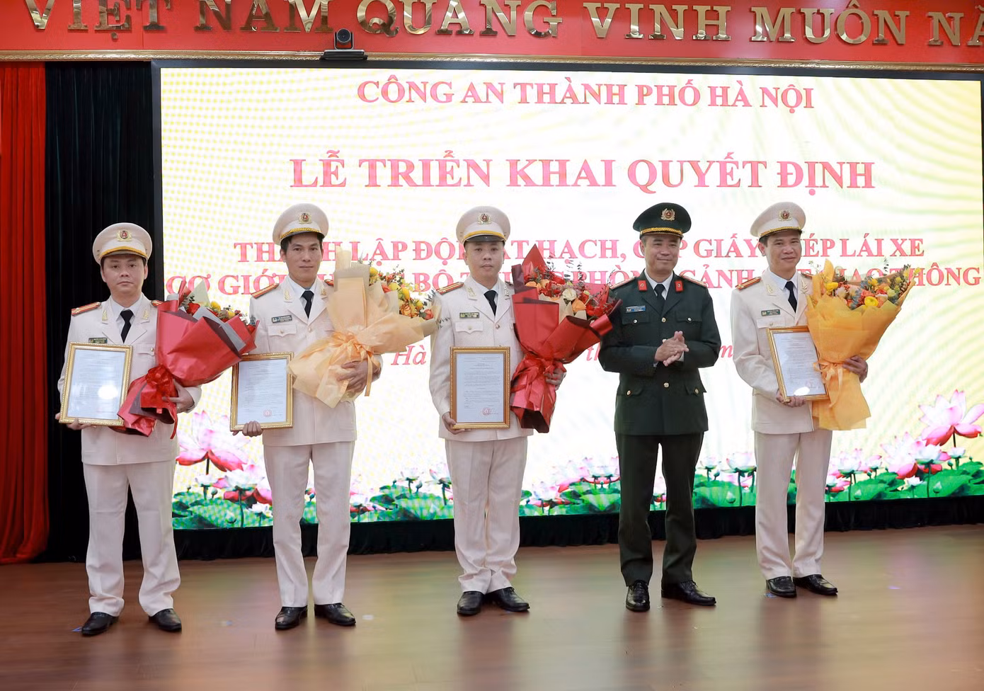 Đại tá Nguyễn Ngọc Quyền - Phó Giám đốc Công an TP Hà Nội cùng ban chỉ huy Đội Sát hạch, cấp giấy phép lái xe cơ giới đường bộ.