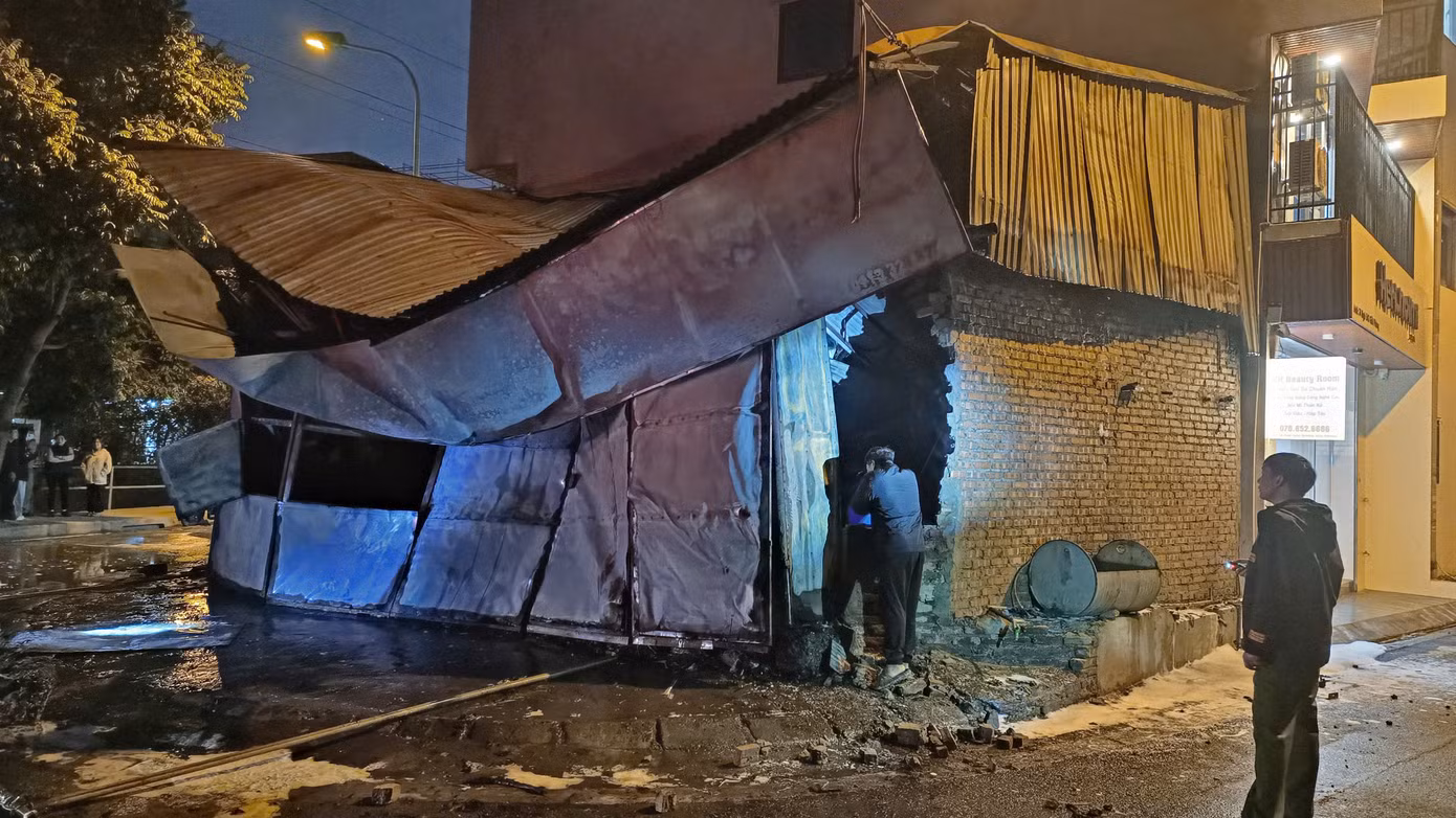 Vụ hỏa hoạn khiến mái tôn biến dạng, sập một phần.
