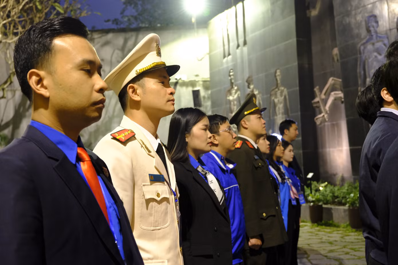 Anh Bùi Minh Tuấn - Ủy viên Ban Thường vụ, Trưởng Ban Tổ chức - Kiểm tra T.Ư Đoàn dẫn đầu đoàn đại biểu dâng hương tại Đài tưởng niệm các chiến sĩ yêu nước, cách mạng bị bắt, tù đày tại Nhà tù Hỏa Lò. Ảnh: Châu Linh