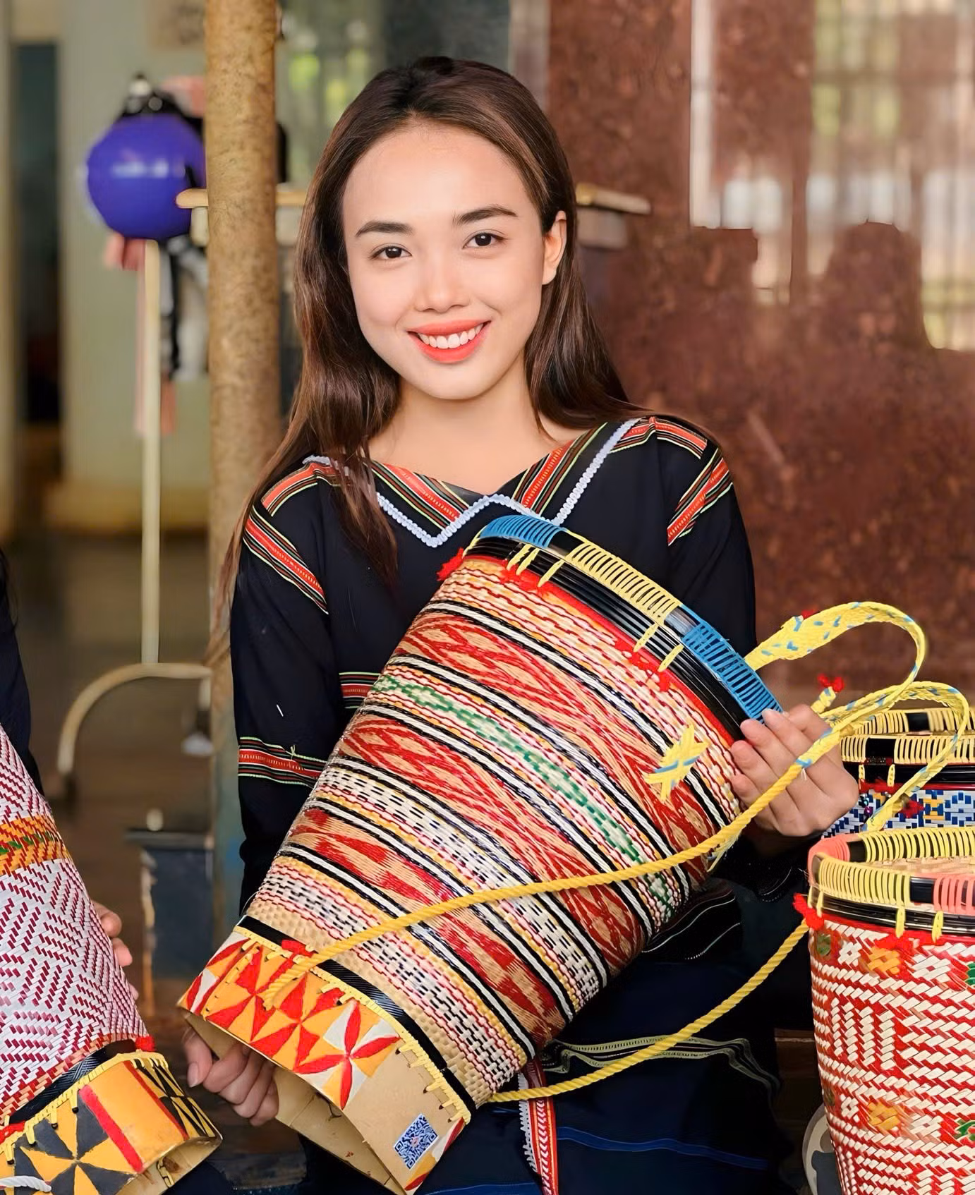Chị Rơ Mah H'Dịu tâm huyết với sản phẩm thủ công làm từ tre, mang đậm giá trị văn hóa truyền thống của người Jrai. Ảnh: NVCC
