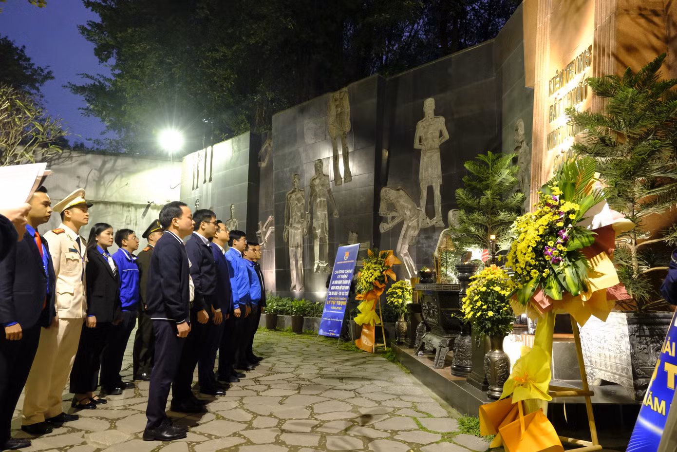 Anh Bùi Minh Tuấn - Ủy viên Ban Thường vụ, Trưởng Ban Tổ chức - Kiểm tra T.Ư Đoàn dẫn đầu đoàn đại biểu dâng hương tại Đài tưởng niệm các chiến sĩ yêu nước, cách mạng bị bắt, tù đày tại Nhà tù Hỏa Lò. Ảnh: Châu Linh