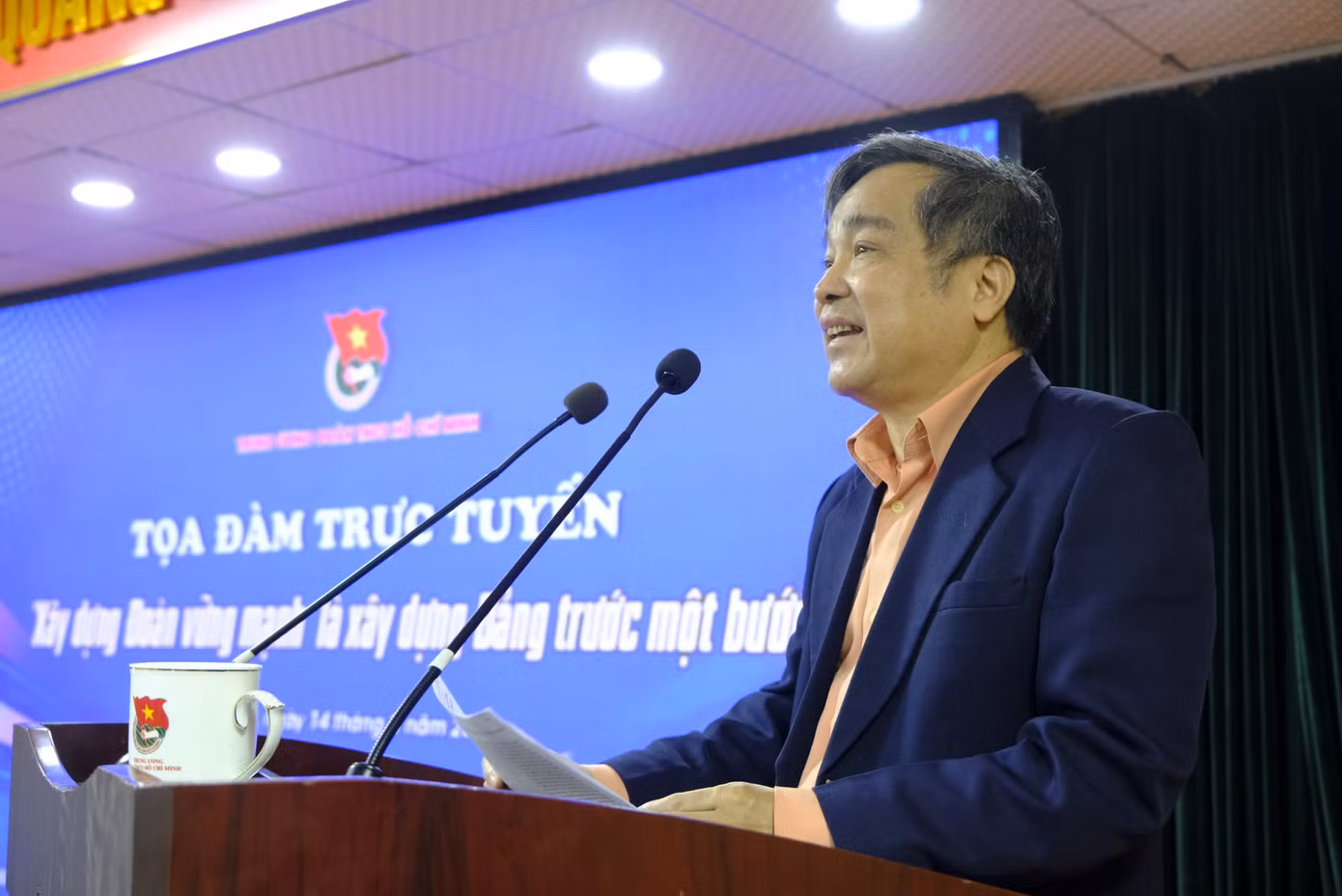 TS. Nguyễn Văn Hùng - Nguyên Phó trưởng Ban Dân vận T.Ư Đảng phát biểu tại tọa đàm. Ảnh: Châu Linh
