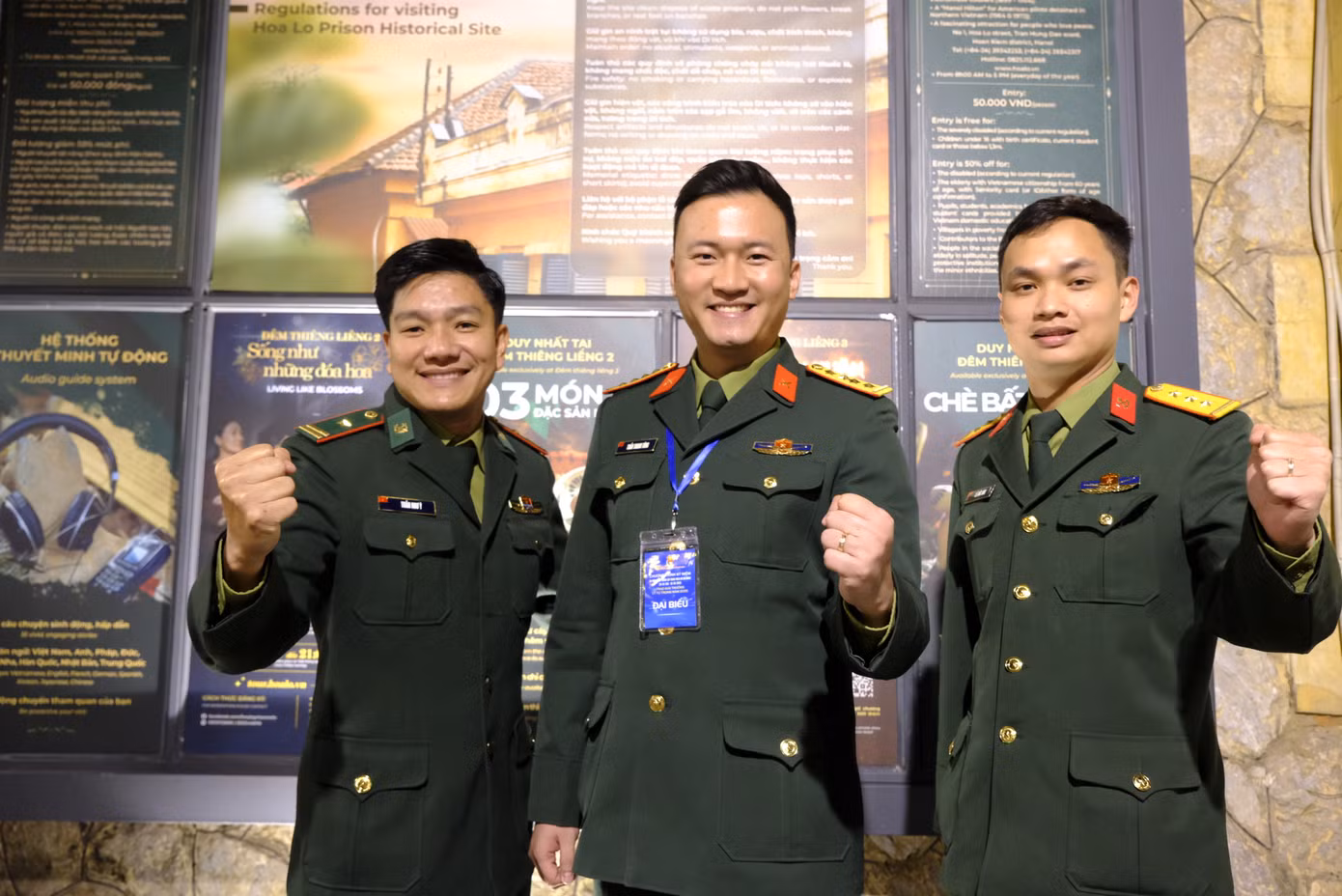 Đại úy Trần Thanh Tùng (ở giữa) - Bí thư Chi đoàn phòng Thời sự Truyền hình, Trung tâm Phát thanh - Truyền hình Quân đội, Tổng cục Chính trị QĐND Việt Nam bày tỏ: "Chúng tôi đã có cơ hội được ngược dòng thời gian về với lịch sử, cảm nhận sâu sắc những hy sinh của cha anh, những người anh hùng đã sống kiên cường, bất khuất hy sinh ngay tại nơi đây trong cuộc đấu tranh giành độc lập. Có thể khẳng định, đây là nơi giáo dục truyền thống lịch sử, truyền lửa lòng yêu nước, tinh thần bất khuất, kiên trung của thế hệ đi trước tới lớp trẻ, giúp cho chúng tôi, những người trẻ thêm yêu, thêm trân quý độc lập, tự do mà cha anh đã phải hy sinh máu xương để có được". Ảnh: Châu Linh