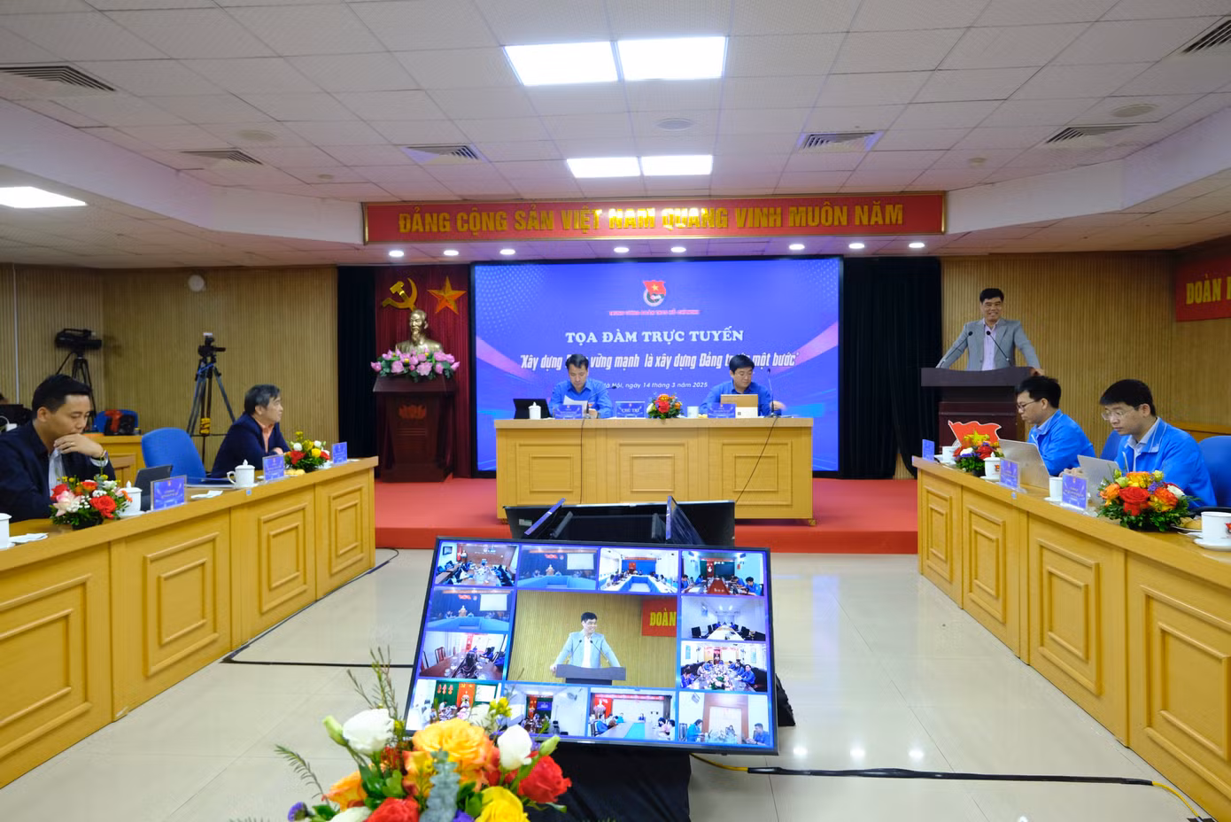 Tọa đàm trực tuyến với chủ đề “Xây dựng Đoàn vững mạnh là xây dựng Đảng trước một bước”. Ảnh: Châu Linh