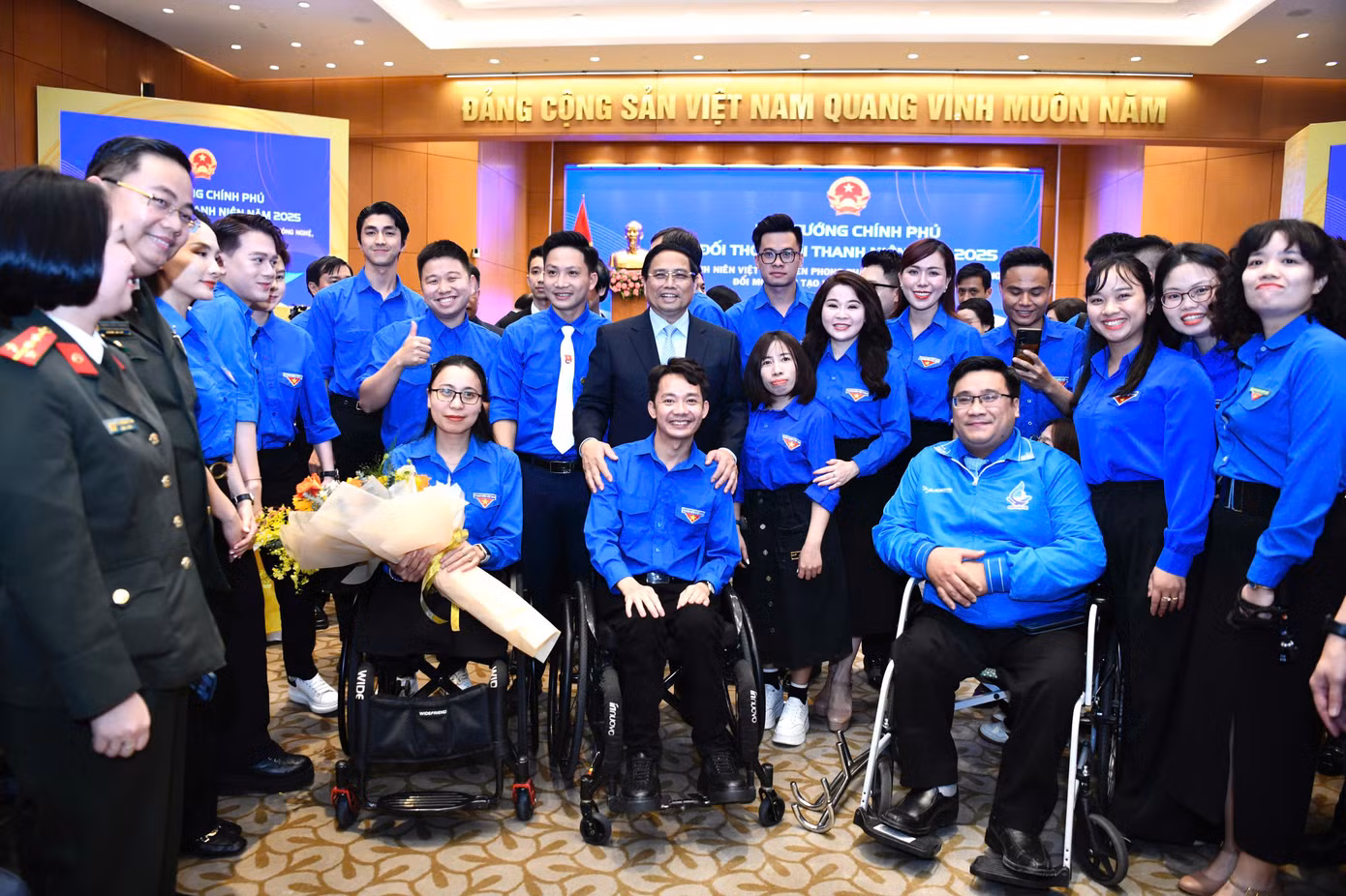 Thủ tướng Chính phủ Phạm Minh Chính chụp ảnh lưu niệm với đại biểu thanh niên.