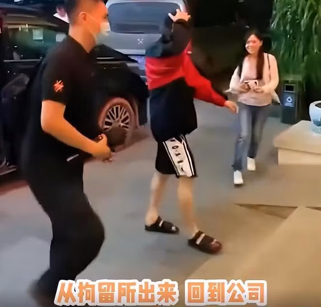 Lý Dịch Phong từ trại giam về thẳng công ty. Ảnh: 163