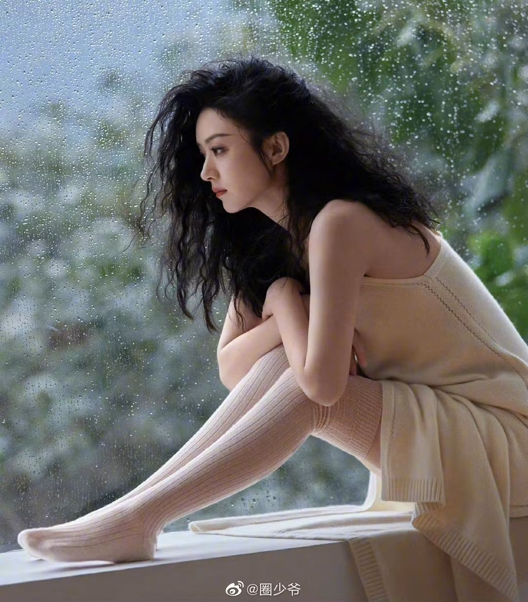 "Trong nguyên tác, Thẩm Ly sử dụng thương thành thạo như cánh tay của mình, nên tôi huấn luyện võ thuật không ngừng nghỉ. Lúc luyện tập, người đầu tiên xui xẻo chính là tôi, thường xuyên bị thương đập trúng đầu, sau đó có khả năng sẽ ngộ thương người khác", Triệu Lệ Dĩnh nói.