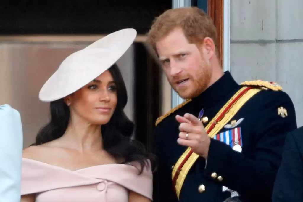 Tạo hình nhân vật hoạt hình được cho là mô phỏng theo Harry và Meghan từ kiểu tóc đến trang phục. Ảnh: Getty Images.