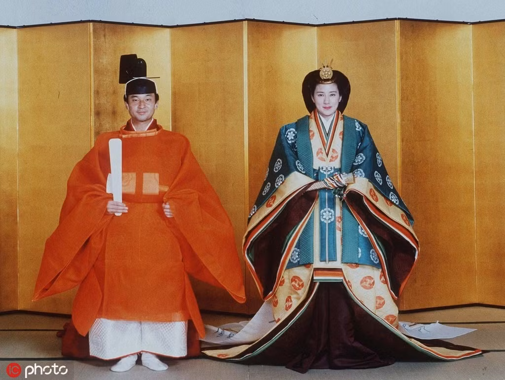 Năm 1993, Masako Owada kết hôn với Thái tử Nhật Bản Naruhito (nay là Thiên hoàng). Bà mặc cả váy cưới trắng và kinono trong ngày trọng đại. LA Times định giá bộ kimono có giá 30.000 USD. Trang phục cô dâu truyền thống của Nhật Bản, được gọi là junihitoe, là bộ kimono lụa 12 lớp, nặng hơn 14 kg, có màu xanh ngọc lục bảo, vàng nhạt và đỏ tươi. Ảnh: IC.