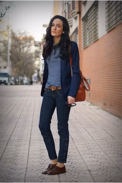 Áo sơ mi kẻ đang là xu hướng được nhiều bạn gái yêu thích. Set đồ jean kết hợp với sơ mi kẻ là lựa chọn hoàn hảo cho những cô nàng năng động. Mix quần jeans với áo sơ mi họa tiết vừa giúp bạn giữ được vẻ ngọt ngào, duyên dáng những cũng rất khỏe khoắn và năng động.