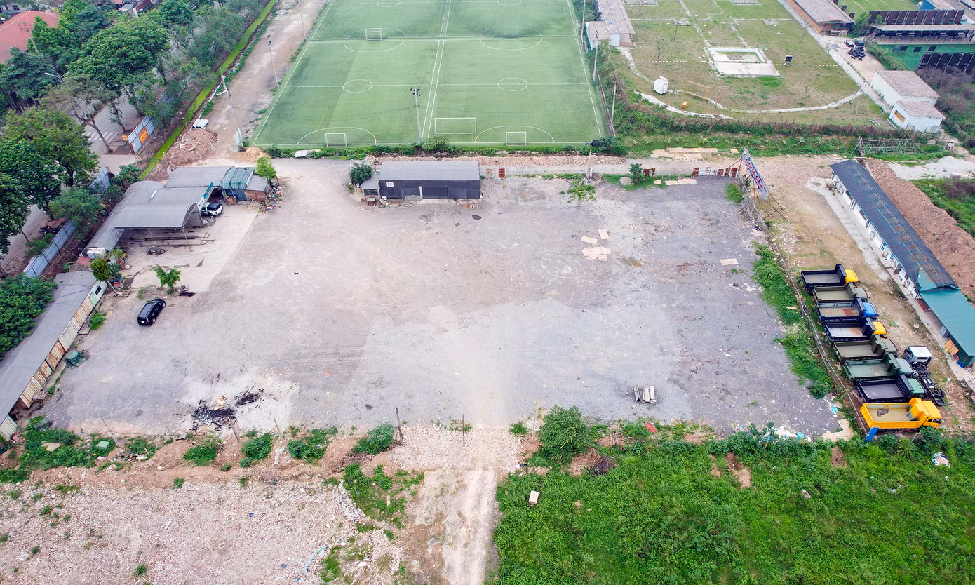 Hay một phần khu đất dự án được tận dụng làm bãi xe.