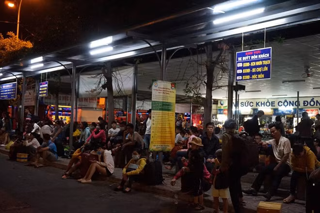 Người dân ùn ùn trở lại Sài Gòn lúc rạng sáng ảnh 1