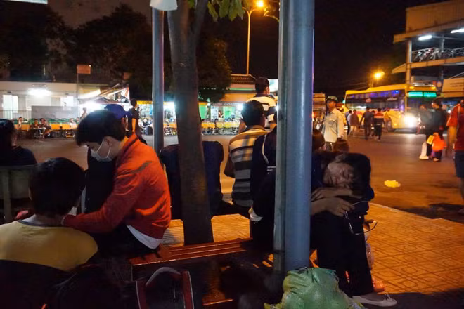 Người dân ùn ùn trở lại Sài Gòn lúc rạng sáng ảnh 2