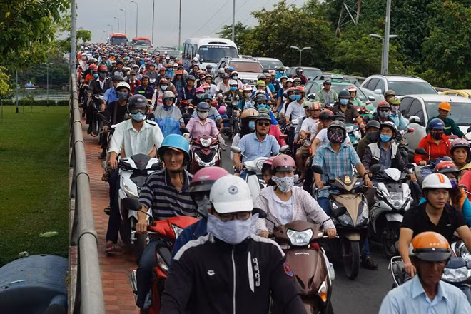 Người dân ùn ùn trở lại Sài Gòn lúc rạng sáng ảnh 7