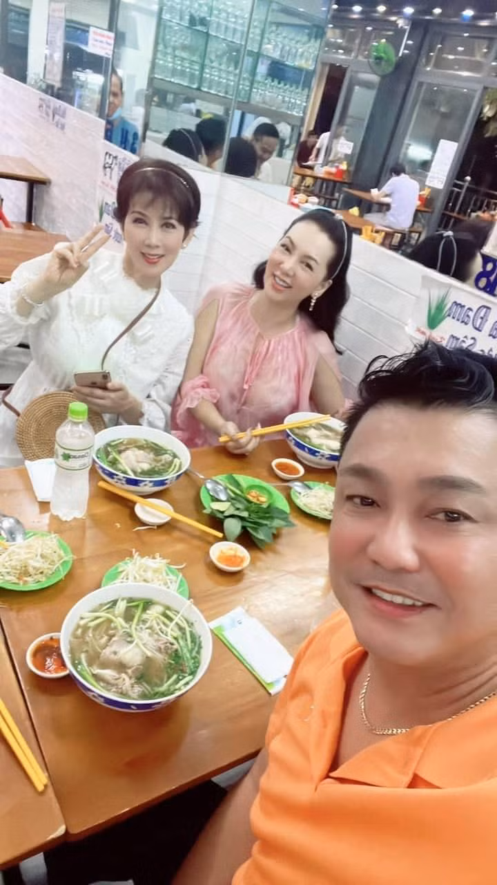Sau "chầu cà phê", Lý Hùng mời các người tình màn ảnh đi ăn phở. Diễm Hương (váy trắng) đã lâu mới thưởng thức ẩm thực Việt trên quê nhà nên tấm tắc khen ngon (Ảnh: Lý Hùng cung cấp)