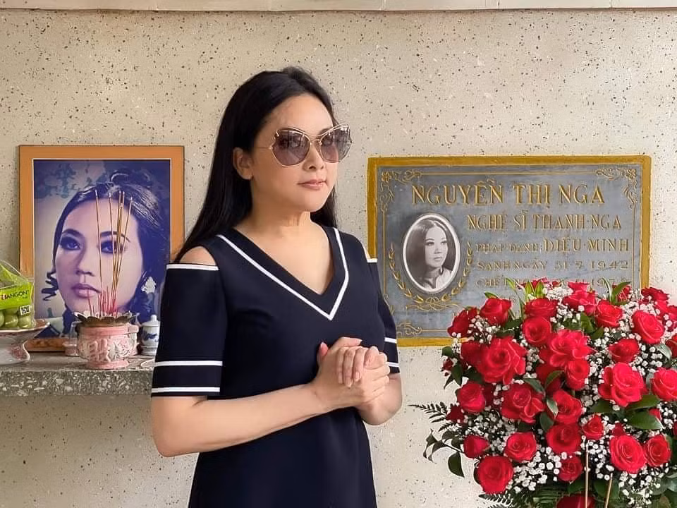 Như Quỳnh thành kính bên di ảnh của "tượng đài" sân khấu Thanh Nga (Ảnh: FBNV)