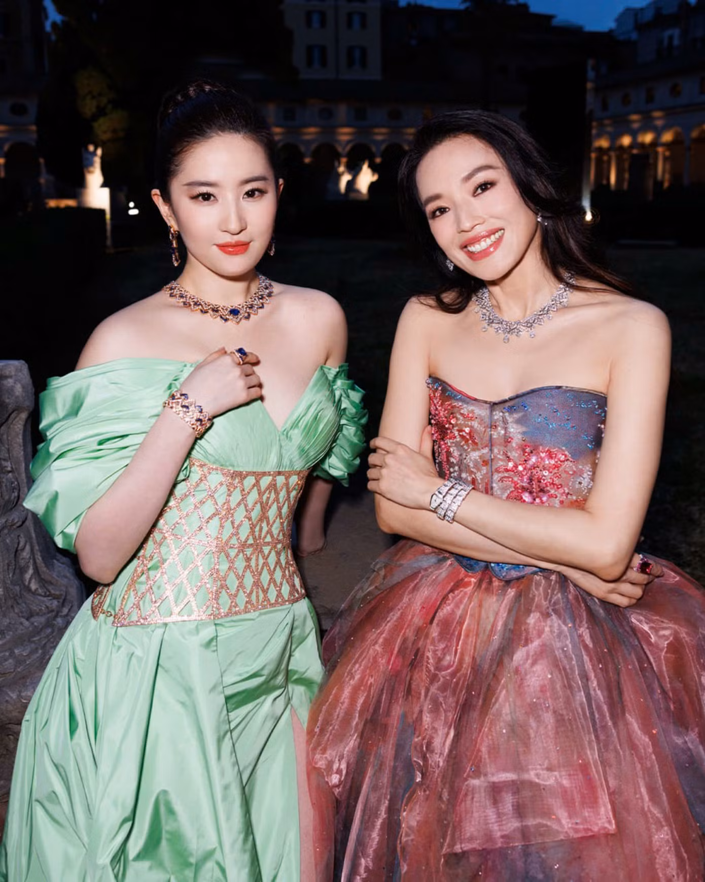 Lưu Diệc Phi (trái) và Thư Kỳ - mỗi người một vẻ.
