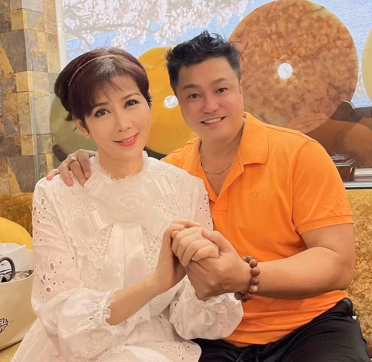 Sau buổi tiệc tại nhà Lý Hùng, nam tài tử và người tình màn ảnh nổi bật nhất đã có buổi cà phê tối vui vẻ (Ảnh: Lý Hùng cung cấp)