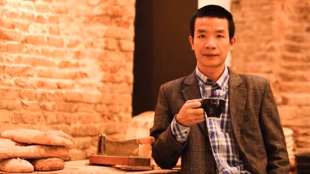 Nguyễn Vĩnh Tiến là một kiến trúc sư, một nhạc sỹ, thi sĩ. Anh cũng thường xuyên khoe giọng hát như ca sĩ và tài vẽ tranh như hoa sĩ (Ảnh: Internet)